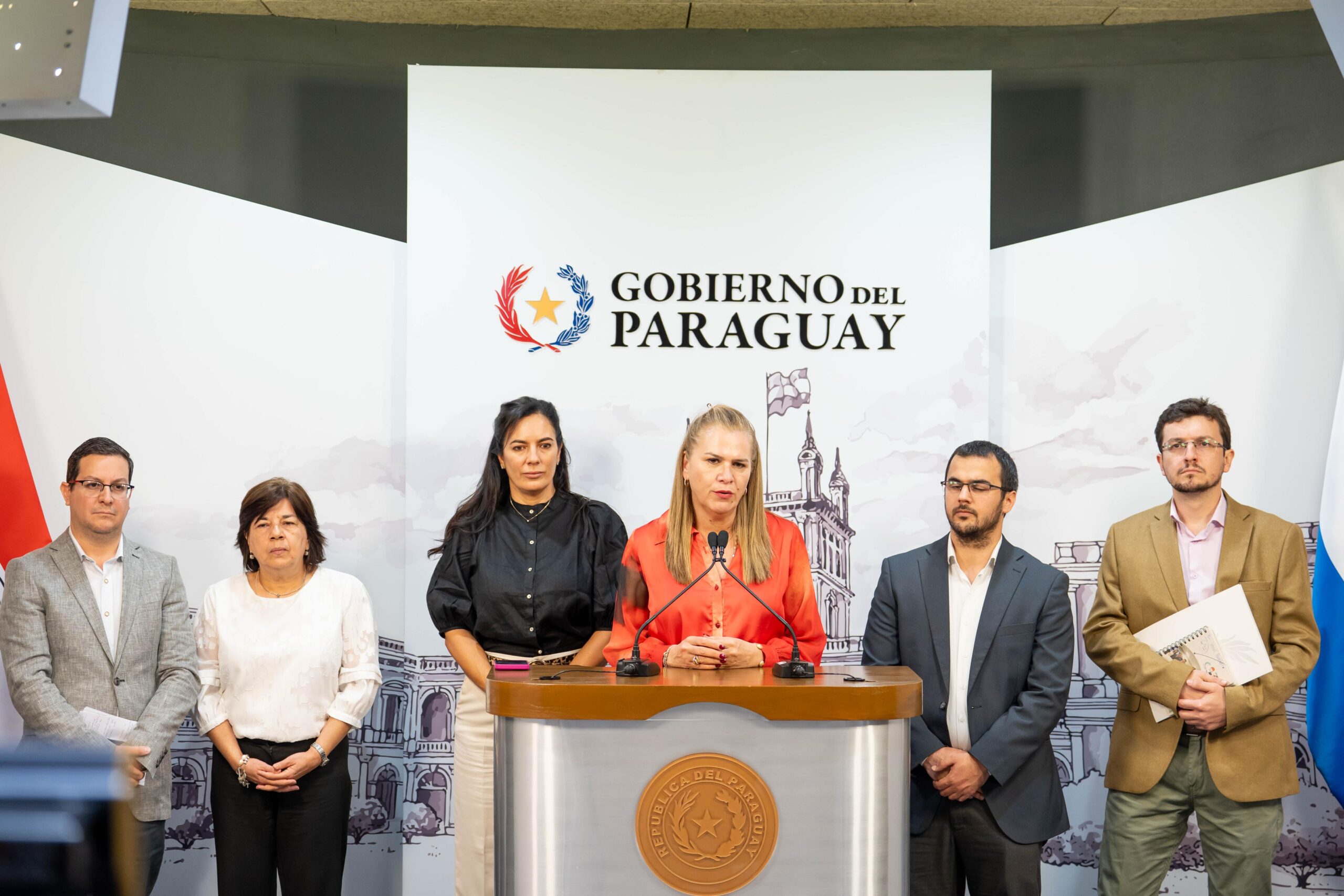 Gobierno impulsa salud con hospitales y equipos para terapia