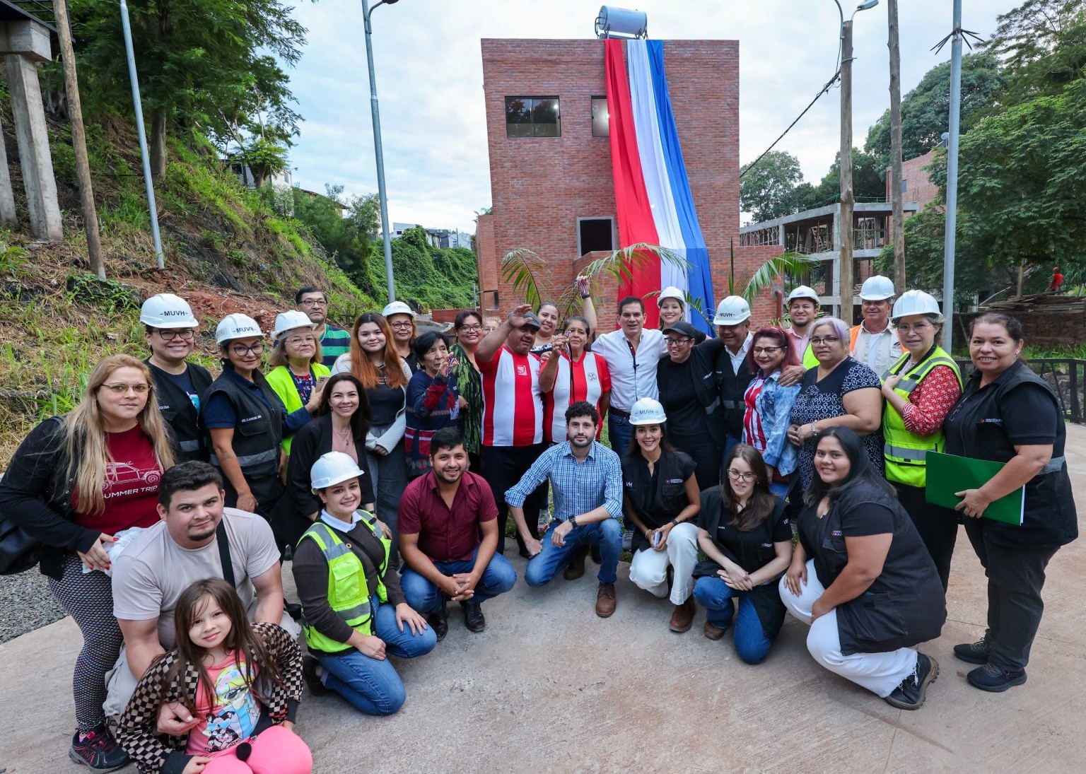 Chacarita Alta: Familias reciben viviendas sostenibles contruidas por el MUVH