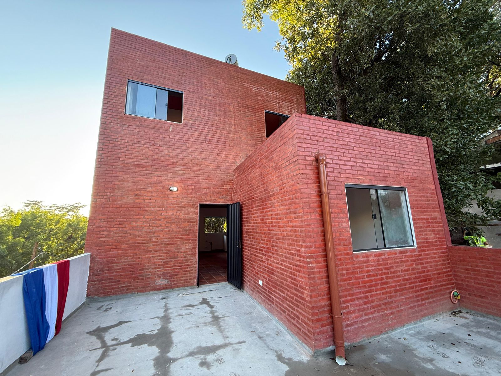 Gobierno entrega viviendas dignas a familias en Chacarita Alta