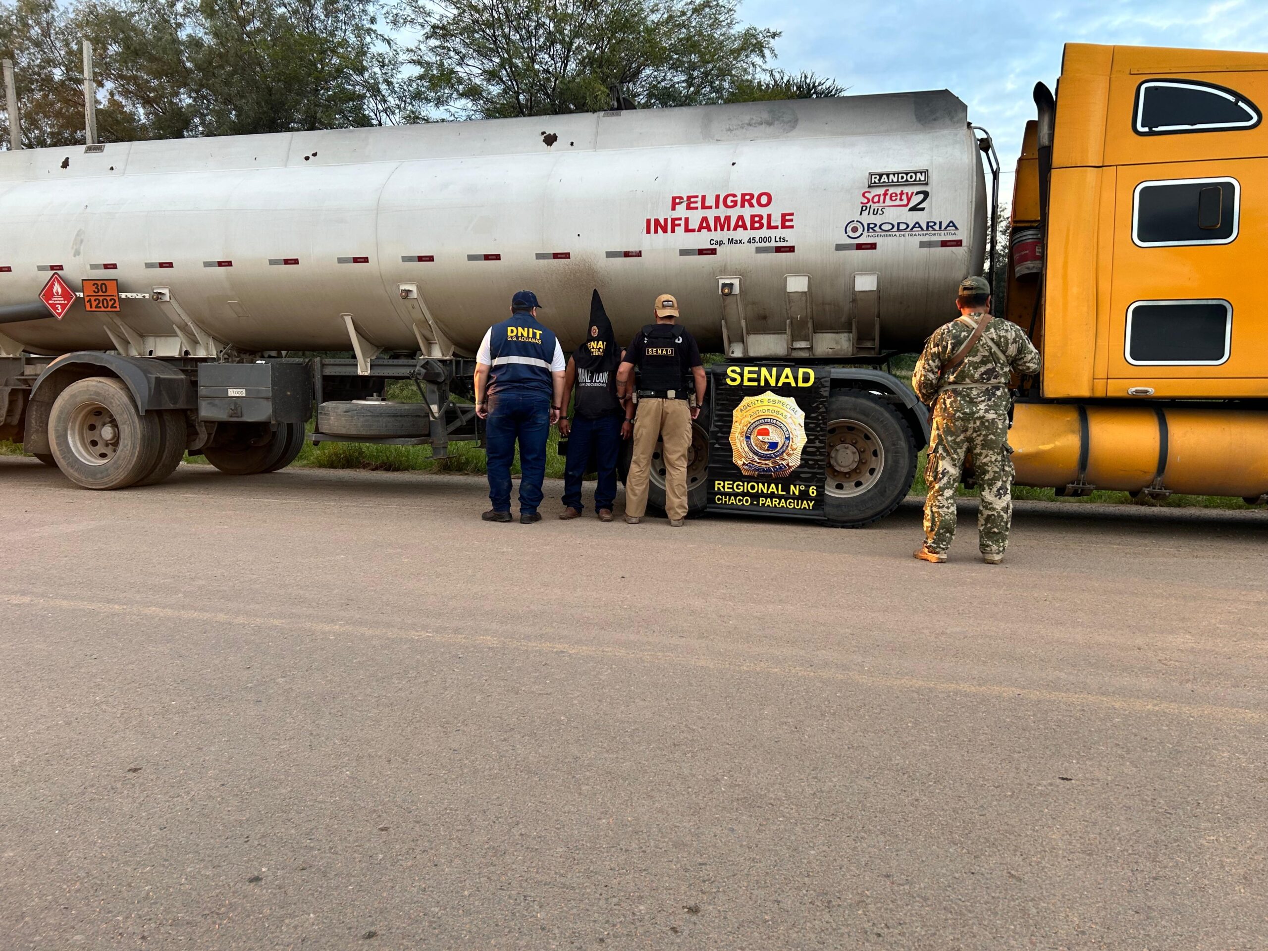 SENAD incauta más de 17 kilos de cocaína en camión cisterna que ingresó desde Bolivia