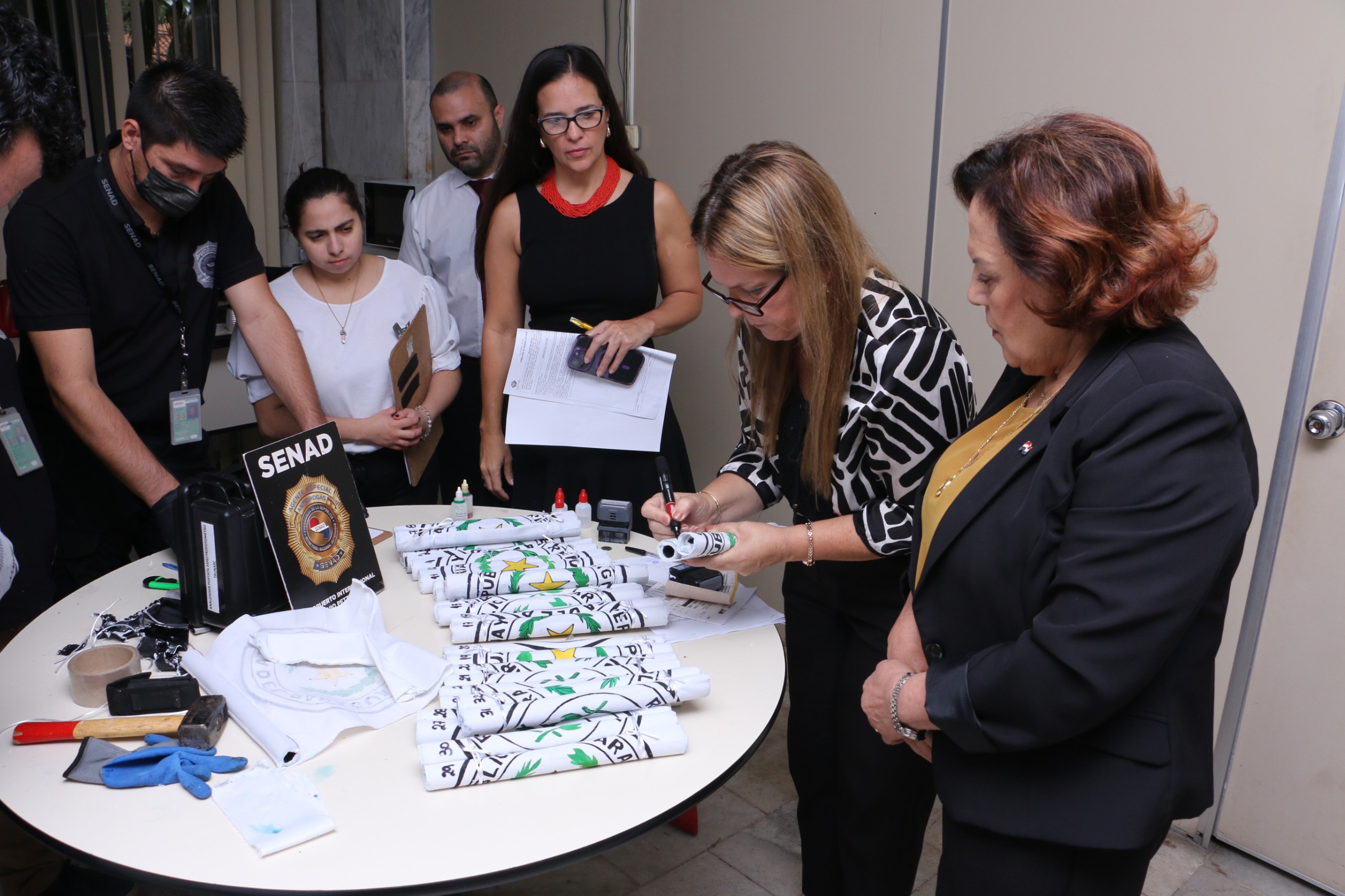 Interceptan cocaína oculta en banderines patrios rumbo a Hong Kong