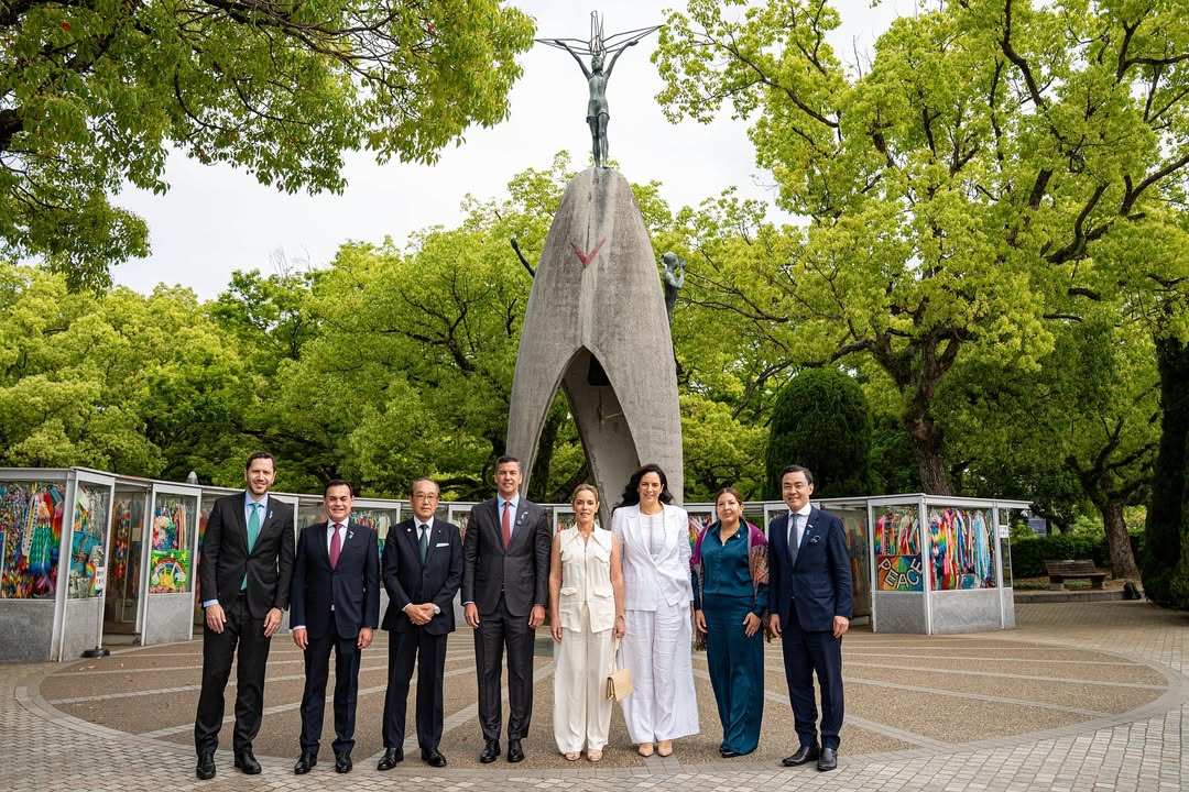 Con grullas hechas por niños paraguayos, Peña homenajeó a las víctimas de Hiroshima