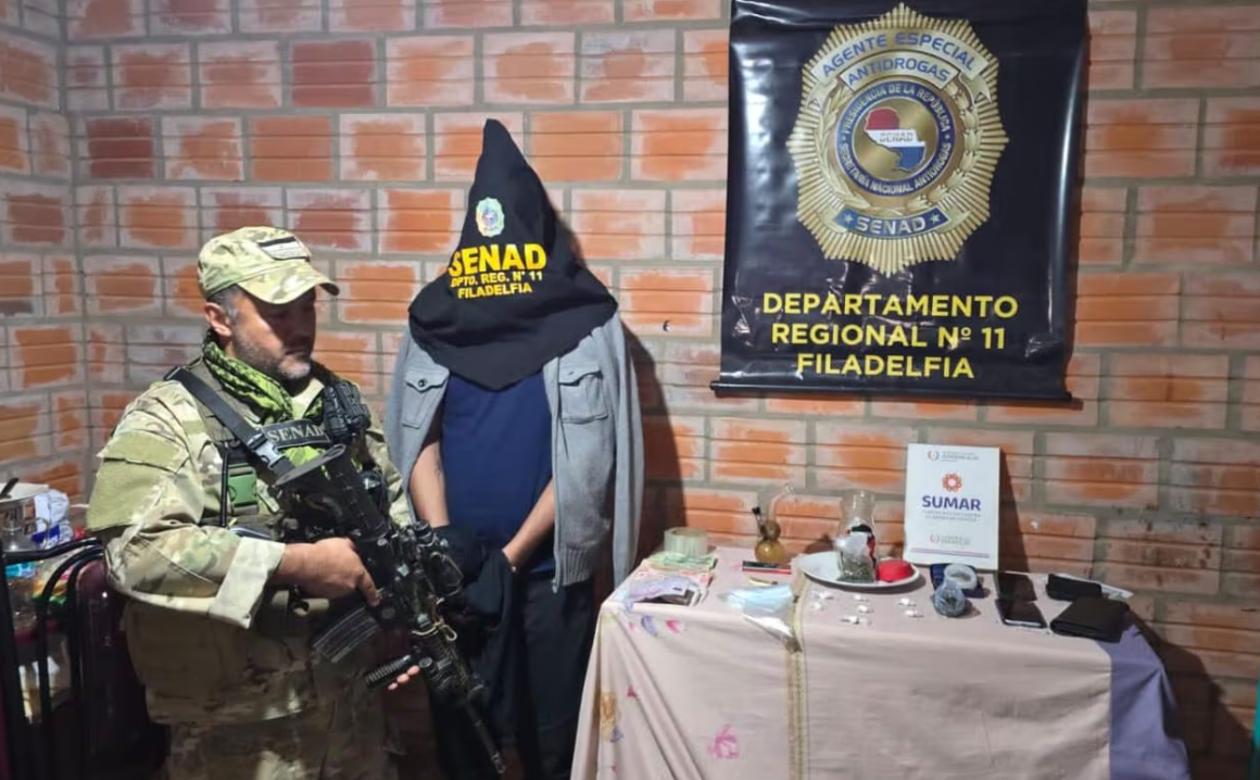 Cae supuesto microtraficante en Loma Plata tras allanamiento fiscal