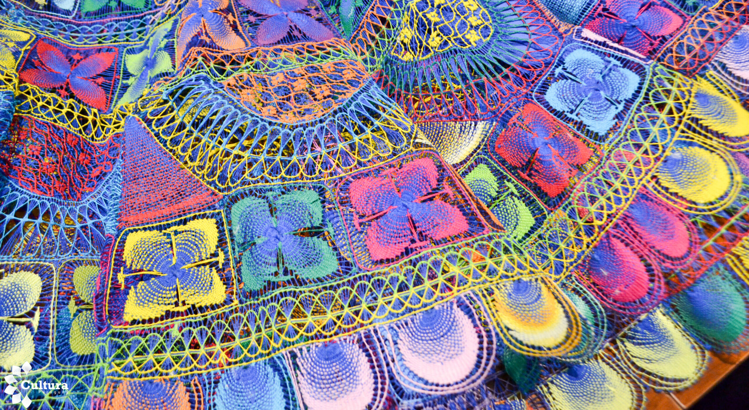 Tejedoras del mundo unen hilos en un proyecto para crear el ñandutí más largo del mundo