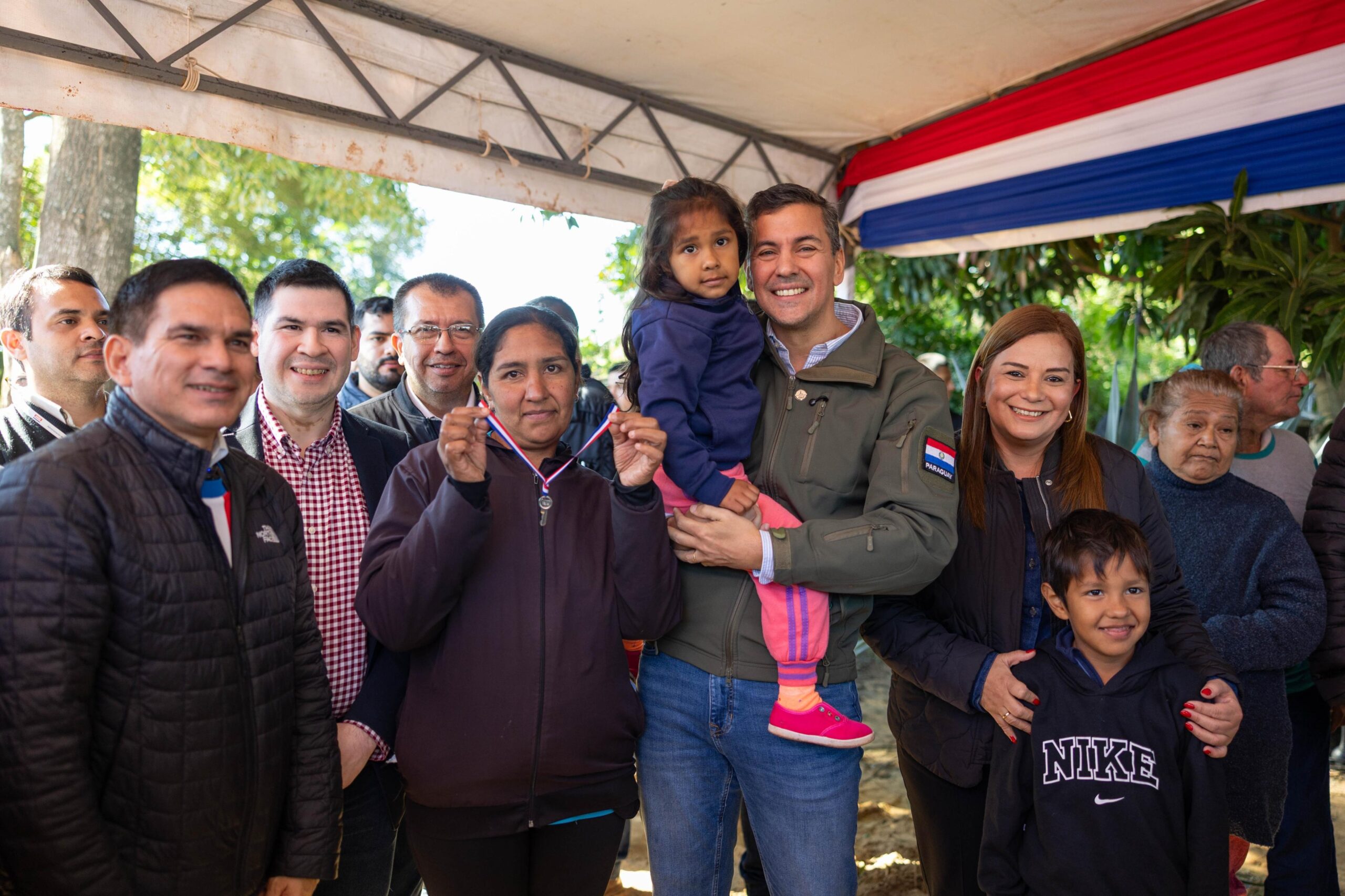 Entregan 87 viviendas a familias en Central