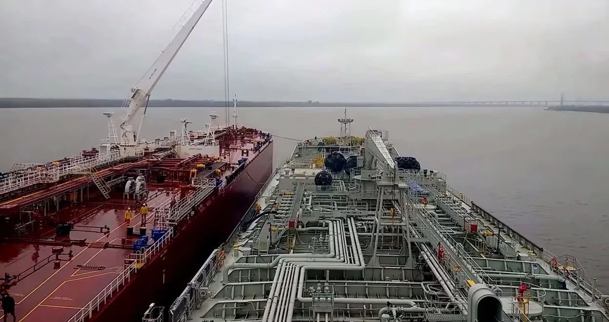 Alarma en el sector fluvial: Argentina suspendería transbordo de combustible en el Paraná Guazú