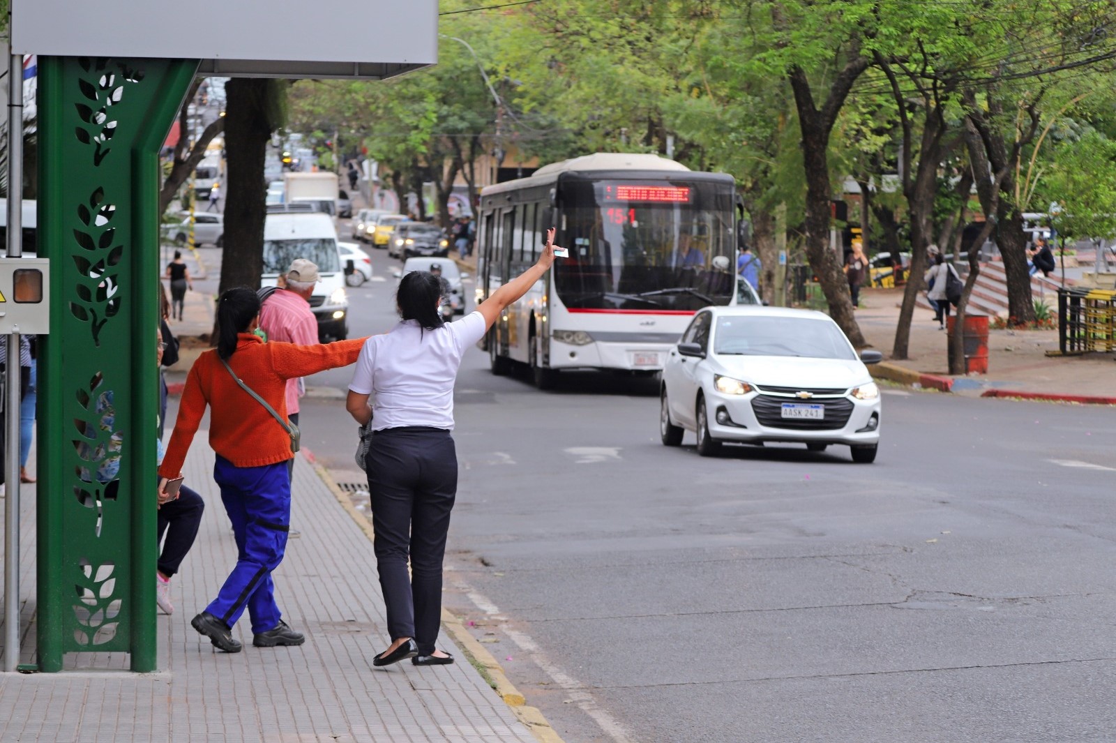 MOPC promete pago de subsidios pero exige eficiencia empresarial