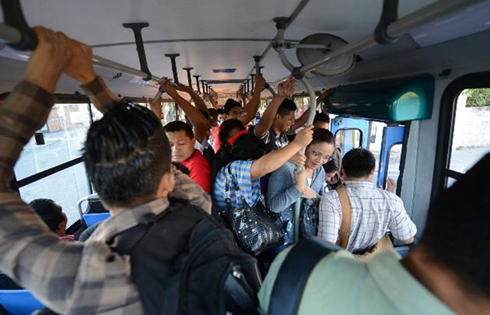 Senador critica sistema de transporte y respalda propuesta del Ejecutivo