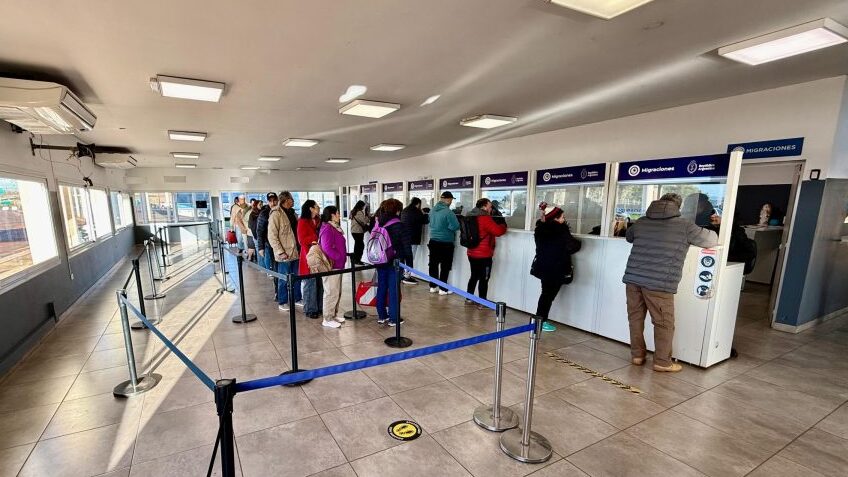 Migraciones refuerza controles ante la llegada de miles de visitantes por el Mundial de Rally