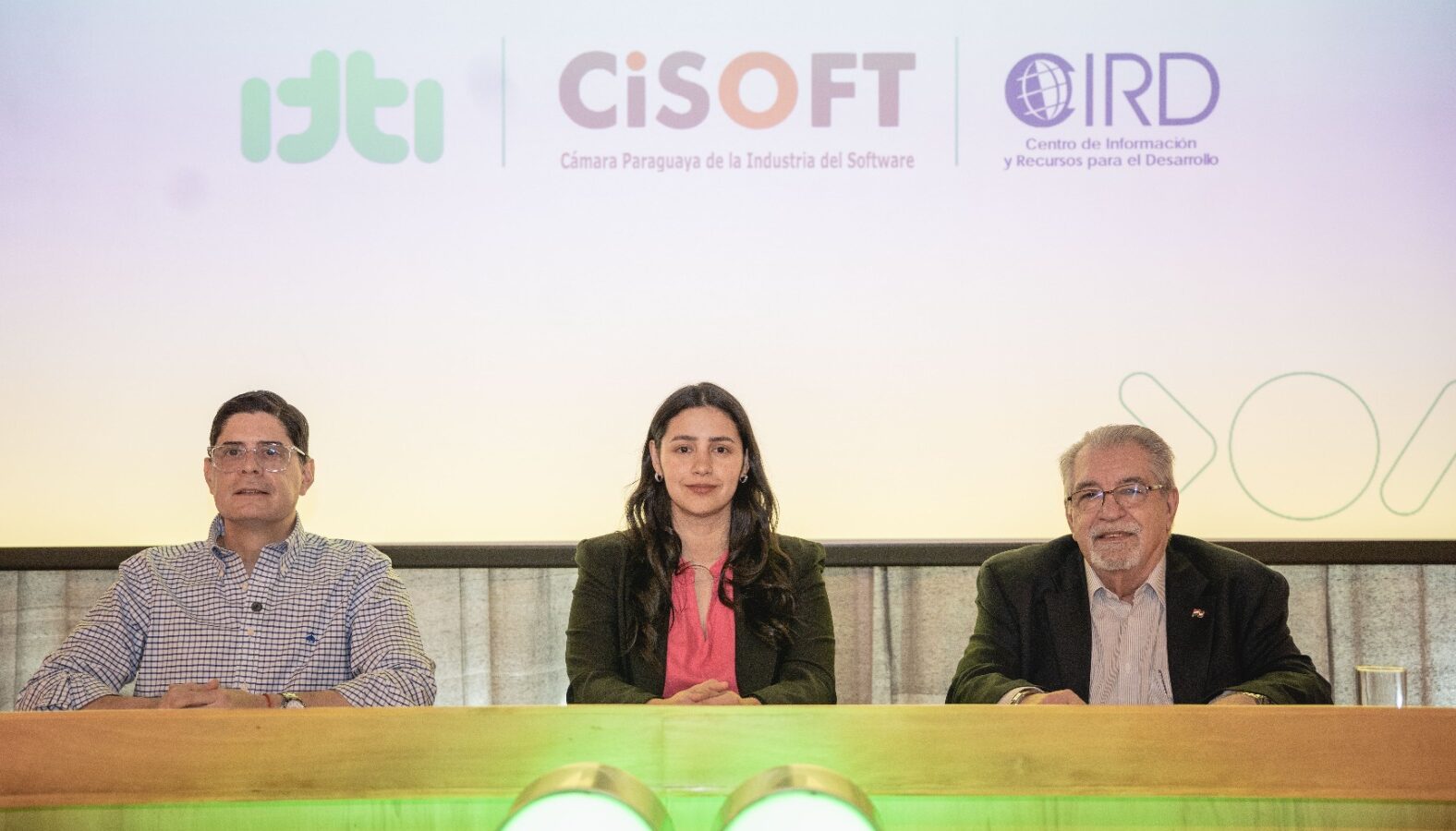 Jóvenes podrán capacitarse en tecnología gracias a alianza para becas completas