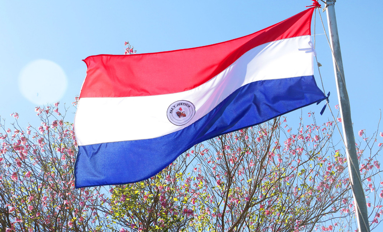 Paraguay celebra el Día de la Bandera, emblema único en el mundo
