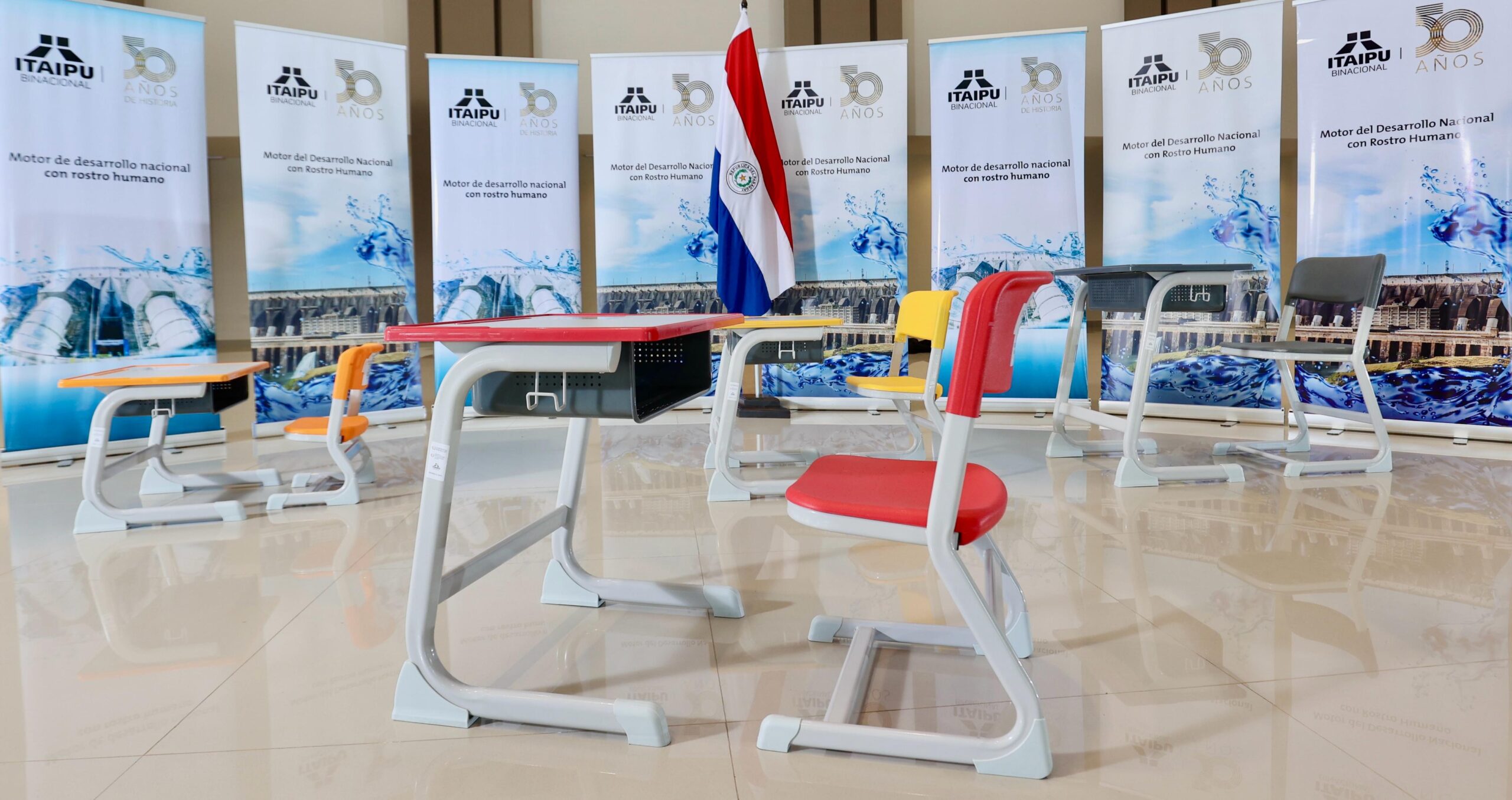 Itaipú equipa escuelas y alcanza el 95 % de la meta de entrega de mobiliarios