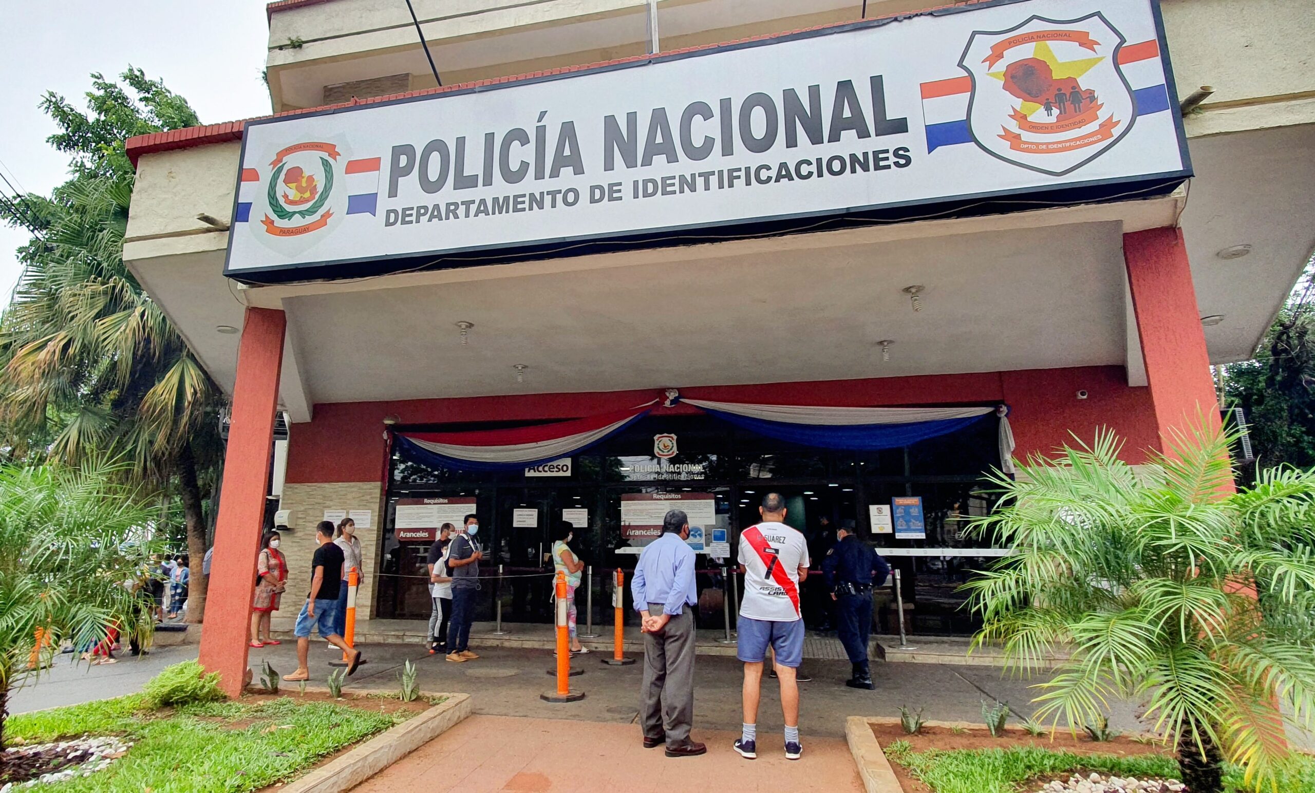 Once policías detenidos por falsificación de cédulas 