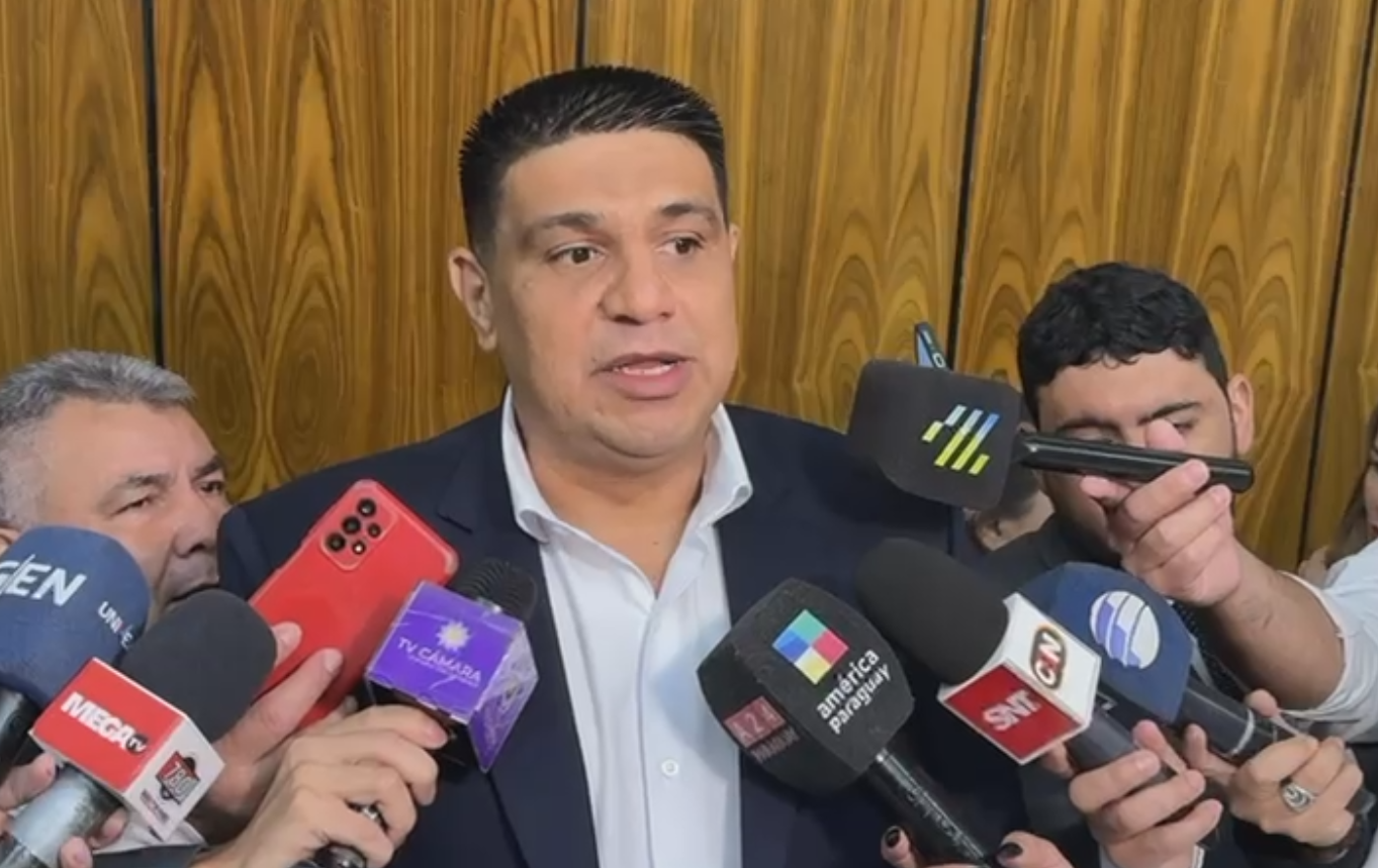 Hugo Meza celebra levantamiento de sanciones contra expresidente