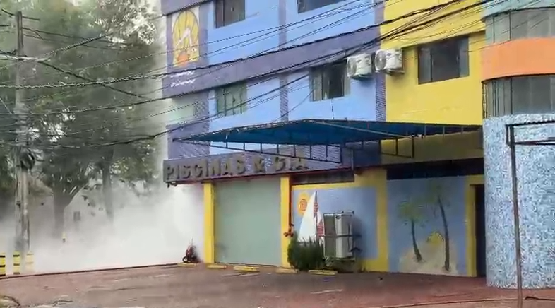 Fuego en depósito químico obliga a cerrar avenida Boggiani