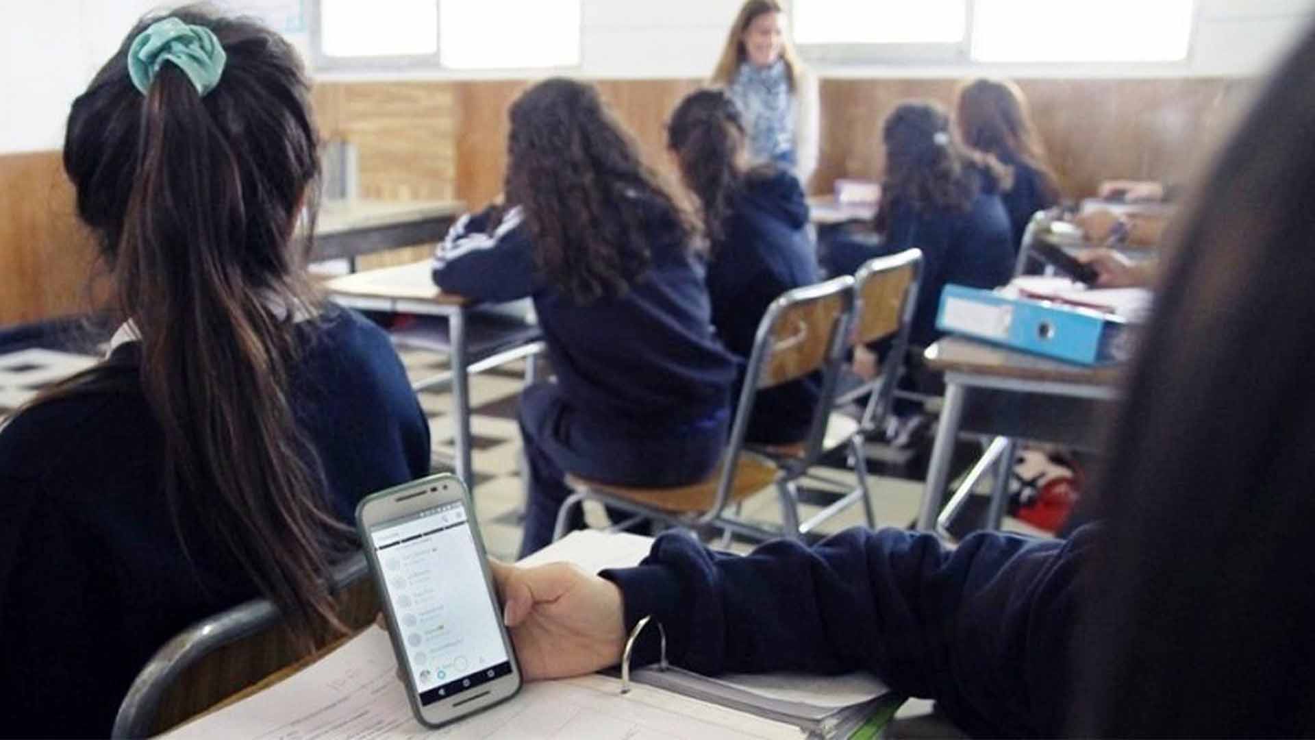 Impulsan normativa para regular el uso de celulares en colegios