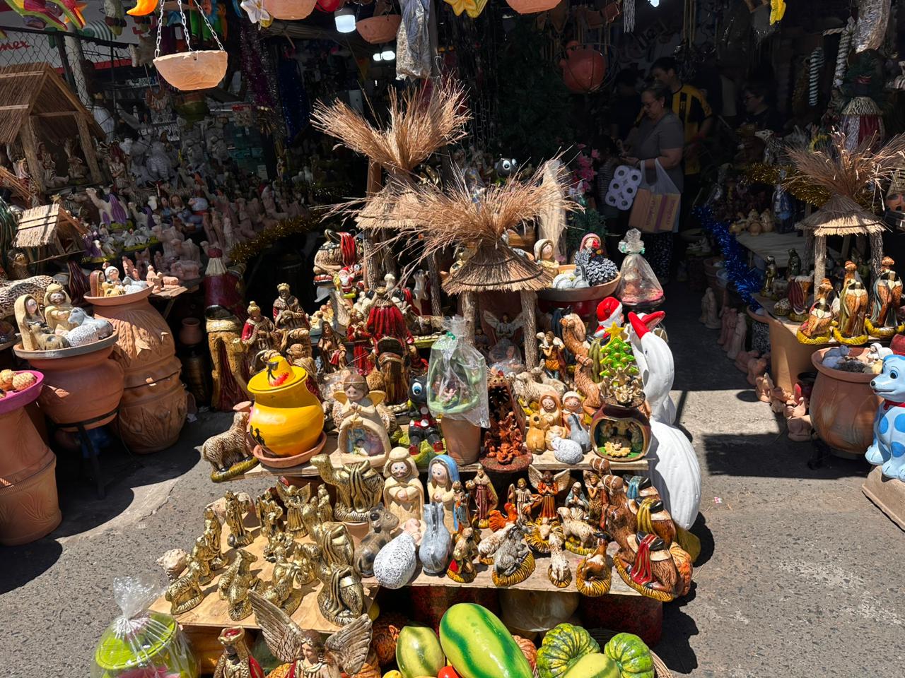 El Mercado 4 vive su temporada alta de pesebres y artesanía navideña