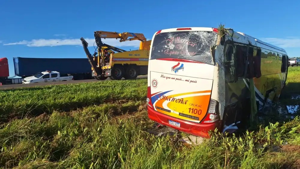 Accidente de bus en Coronel Oviedo: Testimonios contradicen versión del chofer