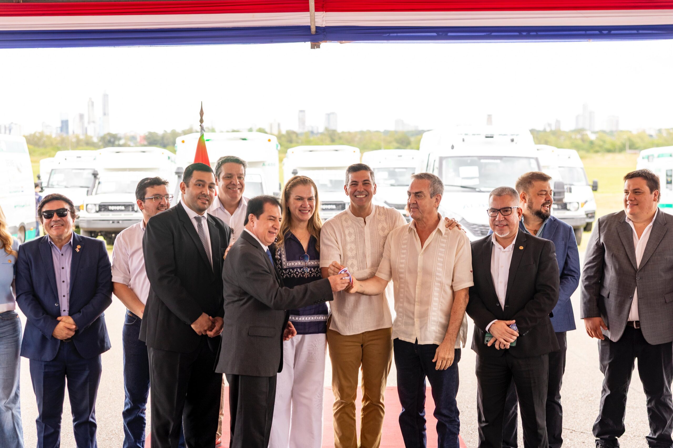 Salud completa entrega de ambulancias para el SEME