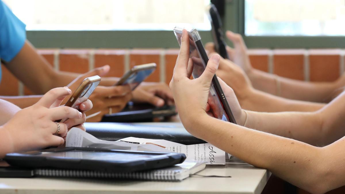 Ejecutivo impulsa ley para limitar uso de celulares en escuelas