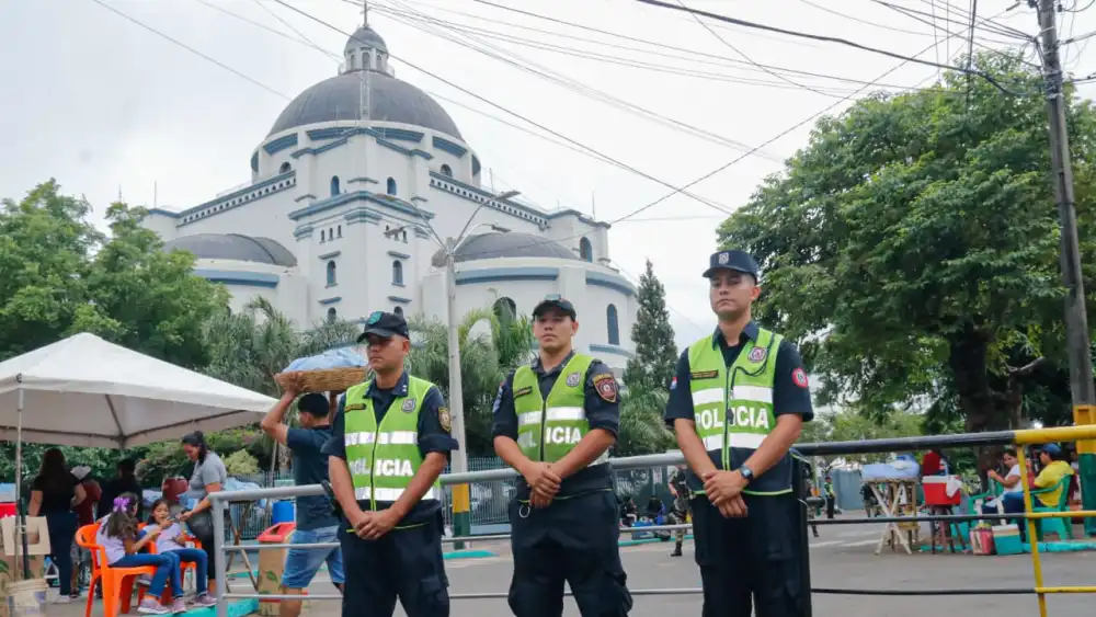 Policía Nacional activa amplio despliegue de seguridad por afluencia masiva en Caacupé