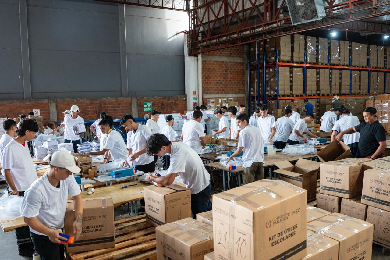 Gobierno adelanta entrega de kits escolares para 2026 año lectivo