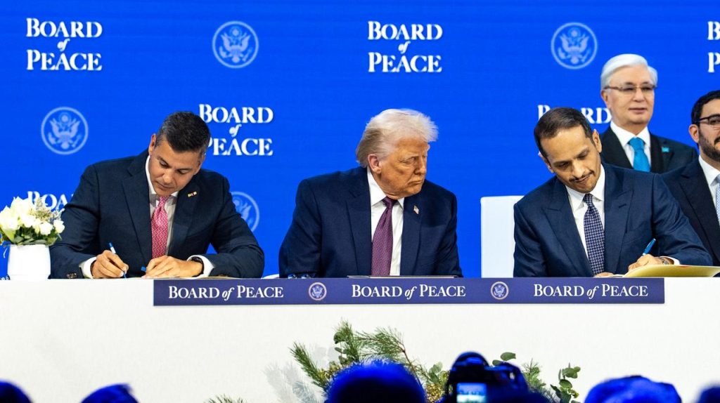 Acompañando a Donald Trump, Santiago Peña firmó la creación del Consejo de Paz