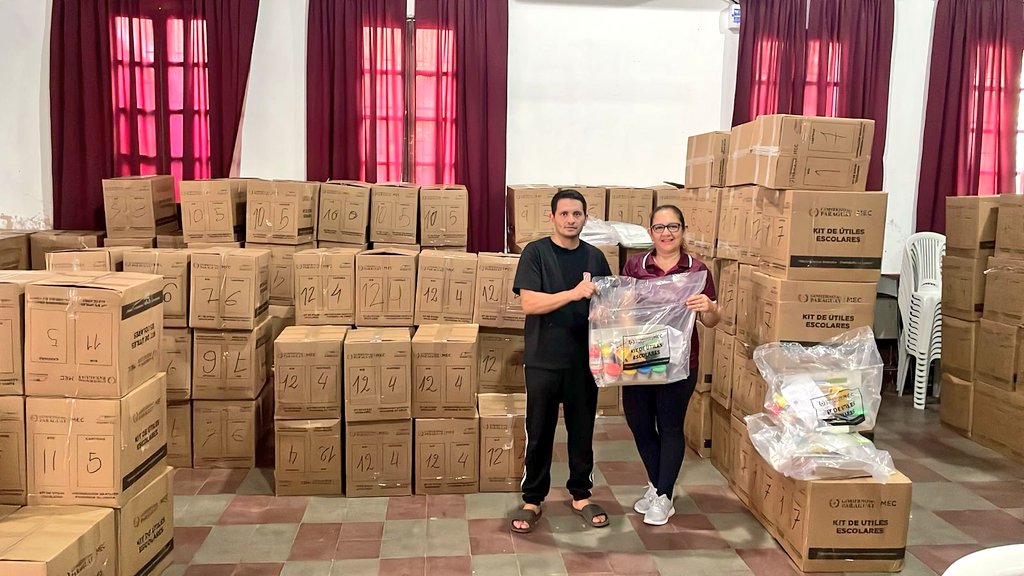 Entrega de kits escolares avanza y apunta a completarse antes del 23 de febrero