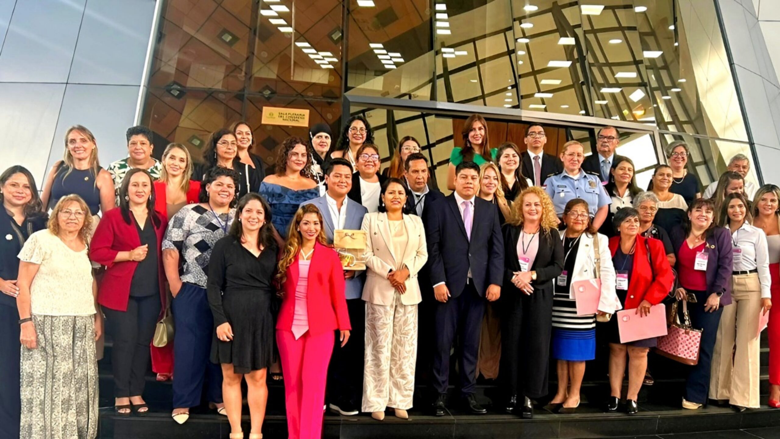 Yesenia Martell se consolida como voz líder en la cumbre internacional contra la violencia hacia la mujer