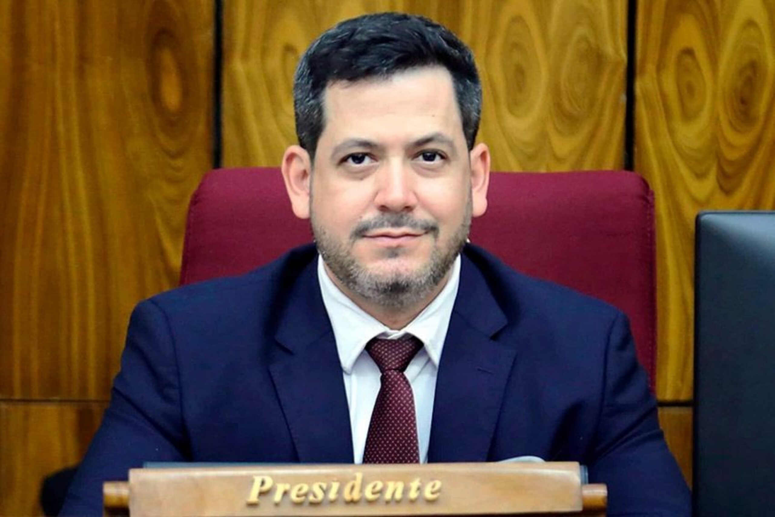 Latorre plantea debatir regulación de la senaduría vitalicia