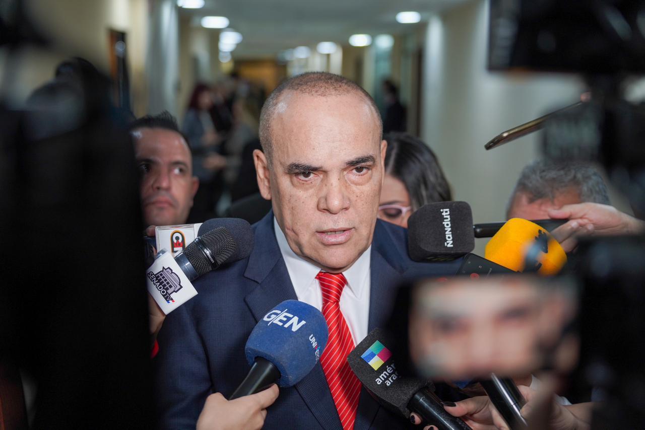 Debate por senaduría vitalicia queda en pausa tras retiro de orden del día