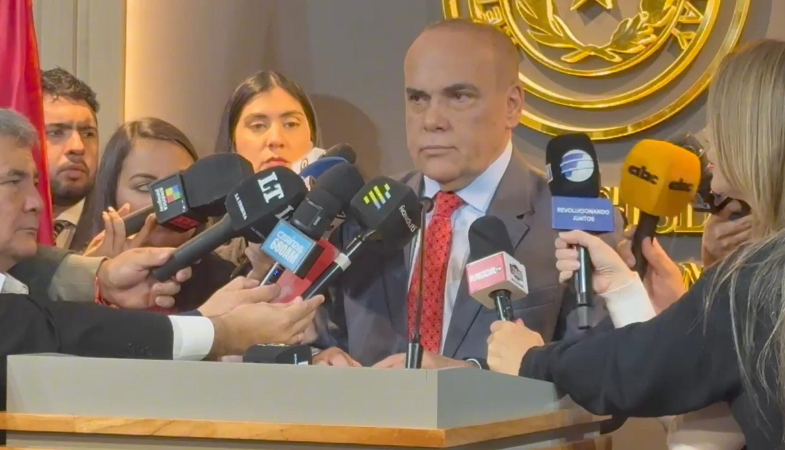Senadores reaccionan tras la renuncia de Erico Galeano