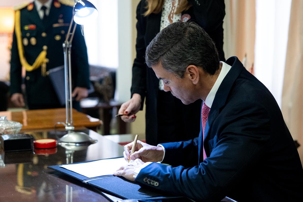 Anuncian el aumento del 5 % del salario mínimo