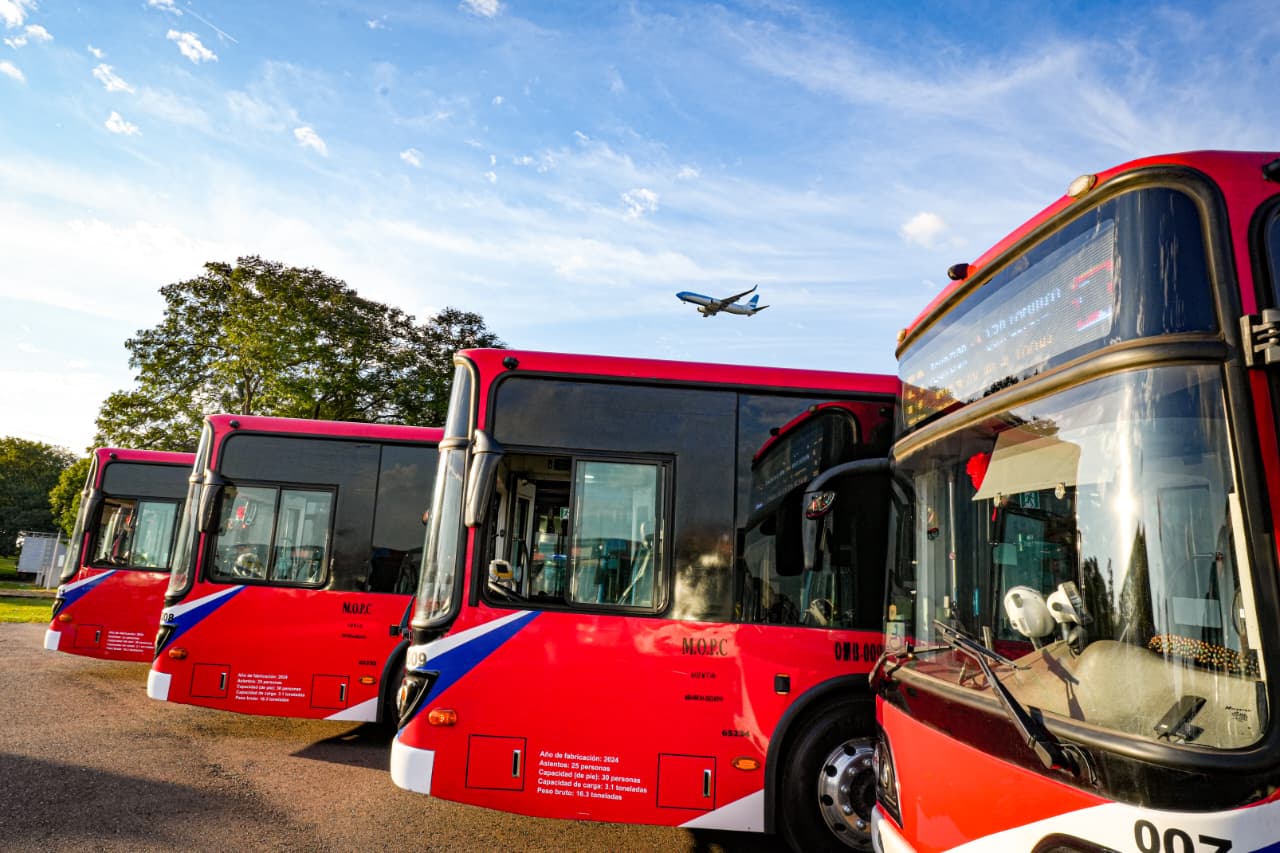 Presentan 90 nuevos buses para reforzar el transporte público metropolitano