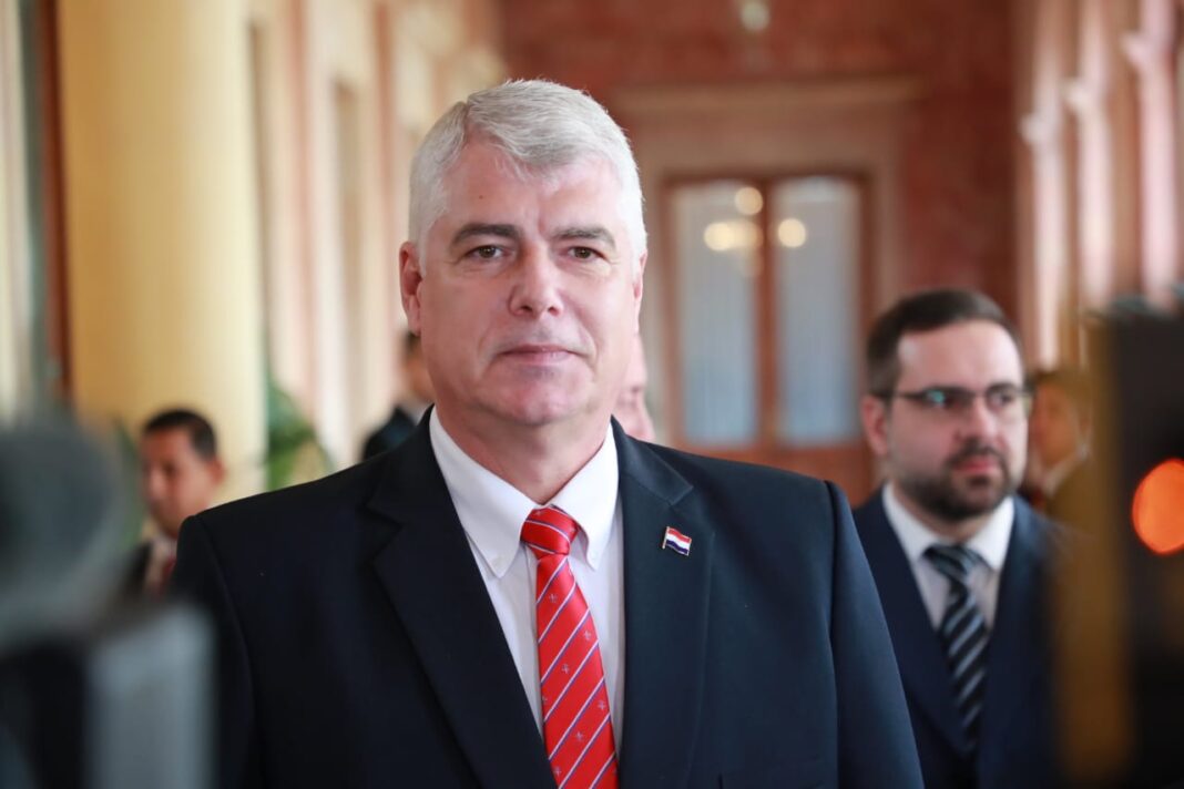 Wiens aplazaría anuncio de su chapa presidencial para fin de año