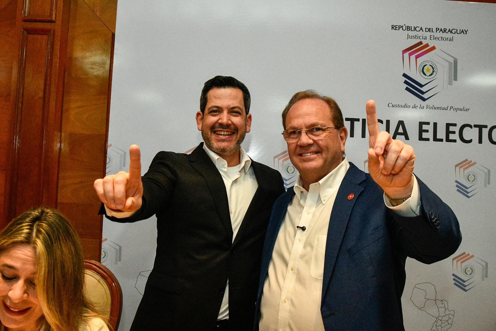 Camilo Pérez inscribe su candidatura y apuesta a la unidad colorada