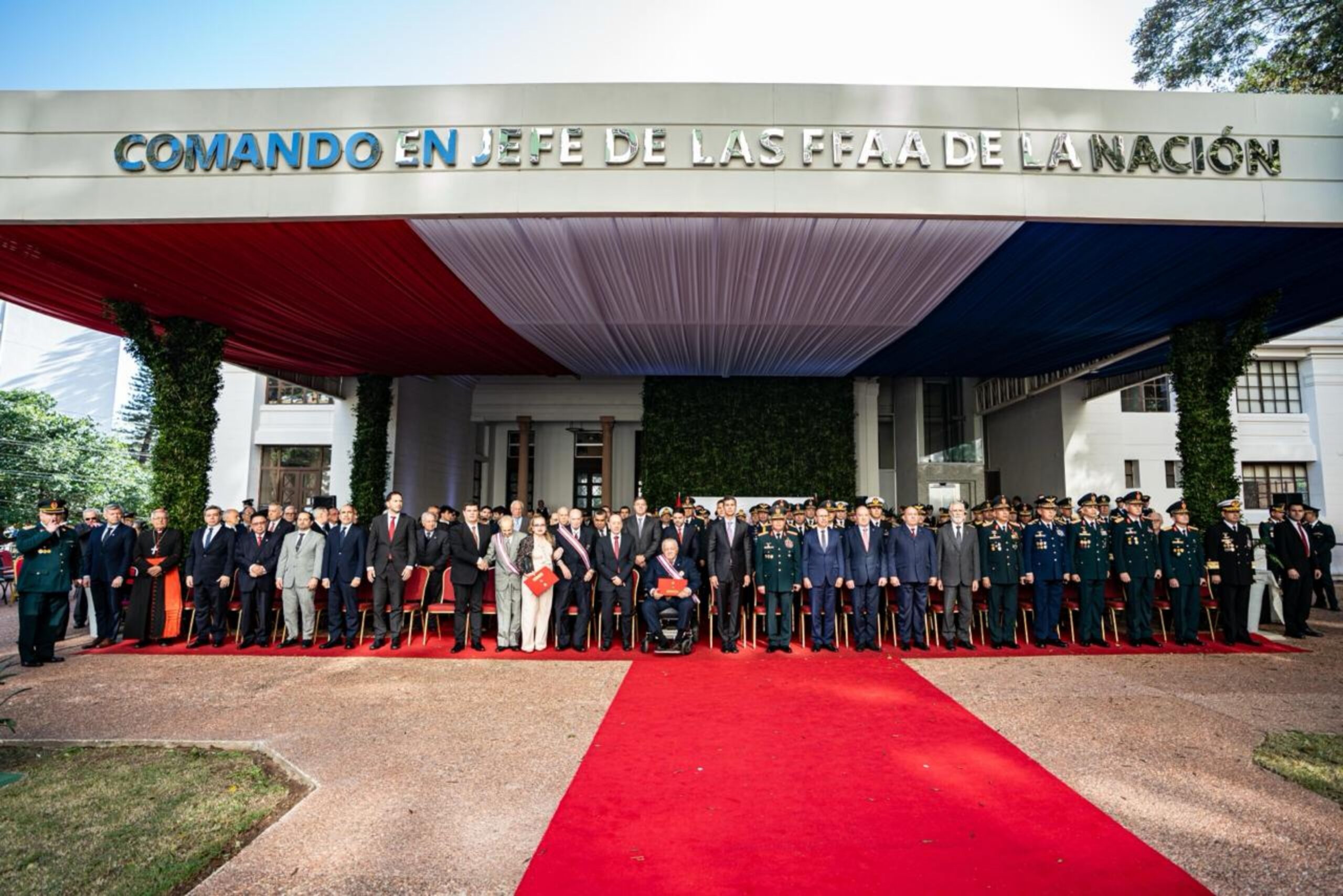 Entregan la máxima condecoración militar en el 33.º aniversario de las FF.MM.
