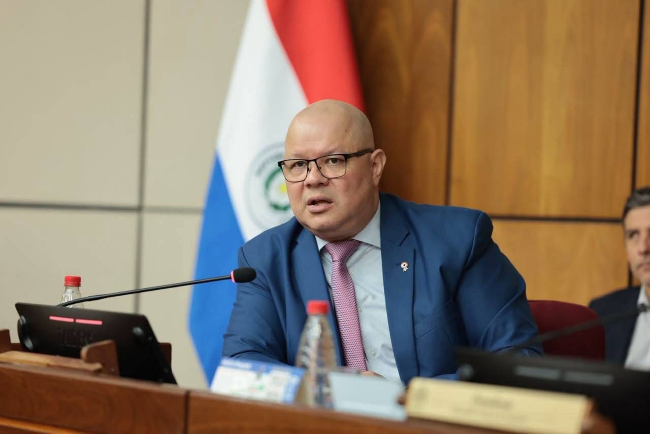 Ministro de Economía dice que el pedido de los médicos es «imposible»