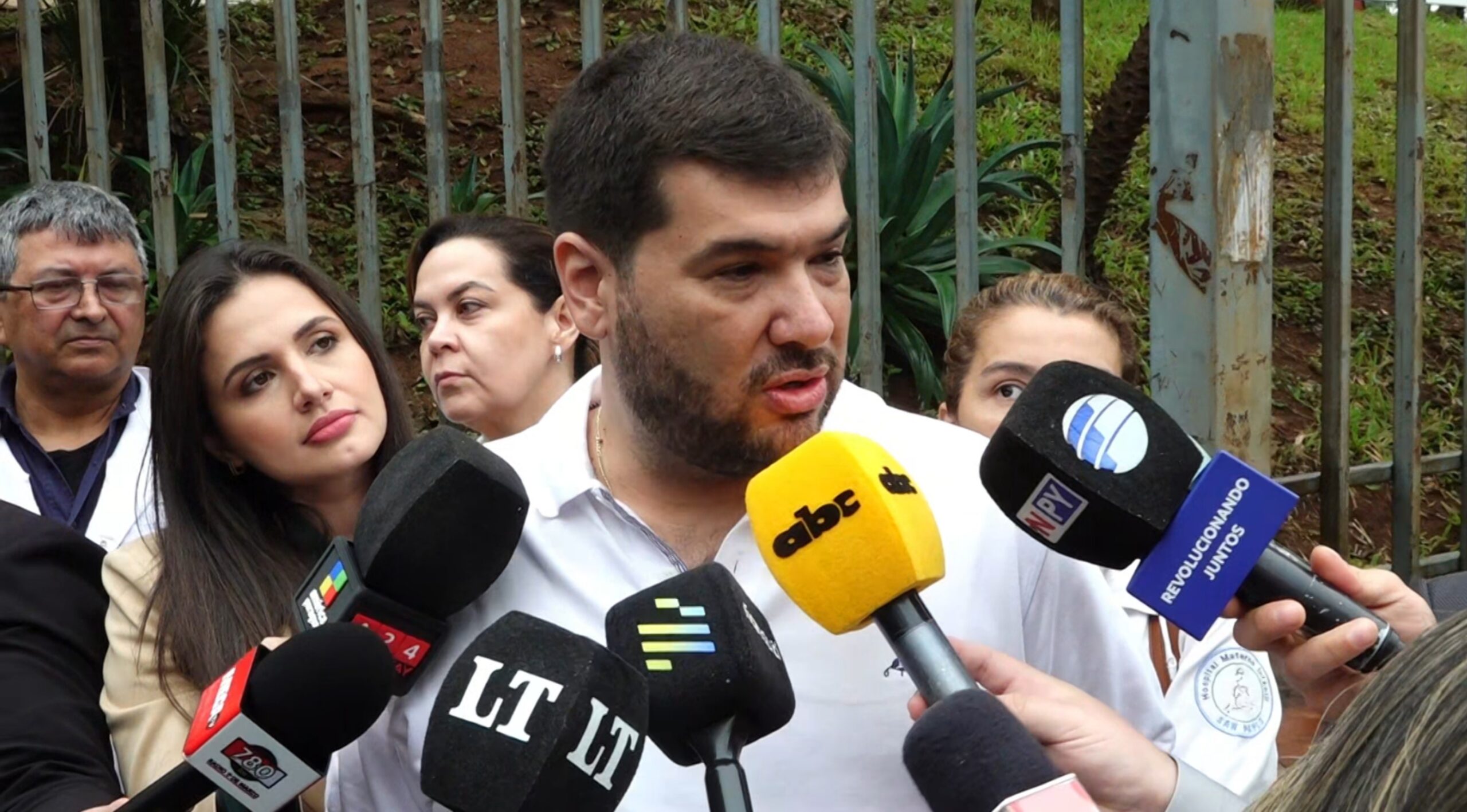 Médicos anuncian renuncias y la cifra podría llegar a 600