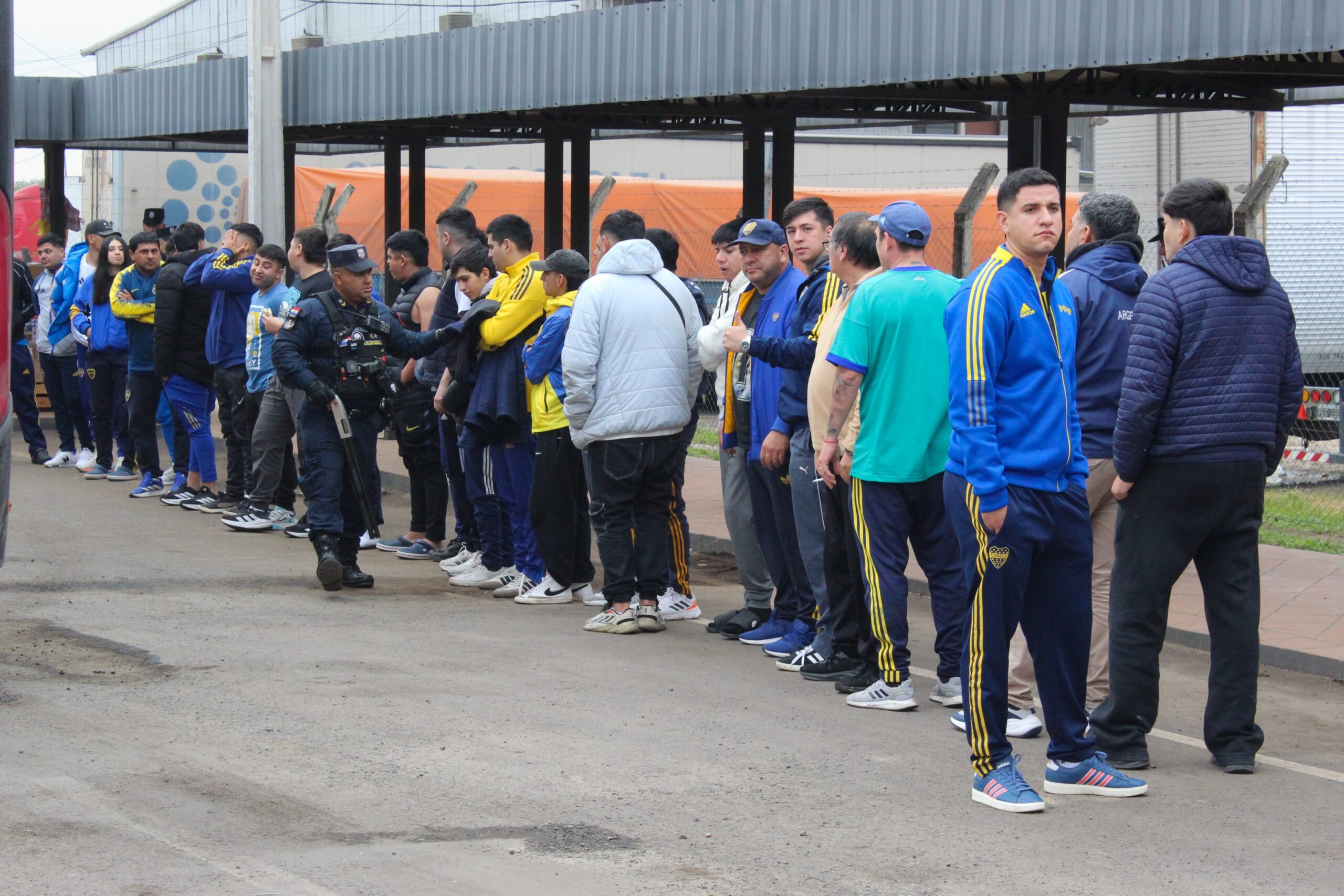 Refuerzan controles fronterizos ante llegada de hinchas de Boca Juniors