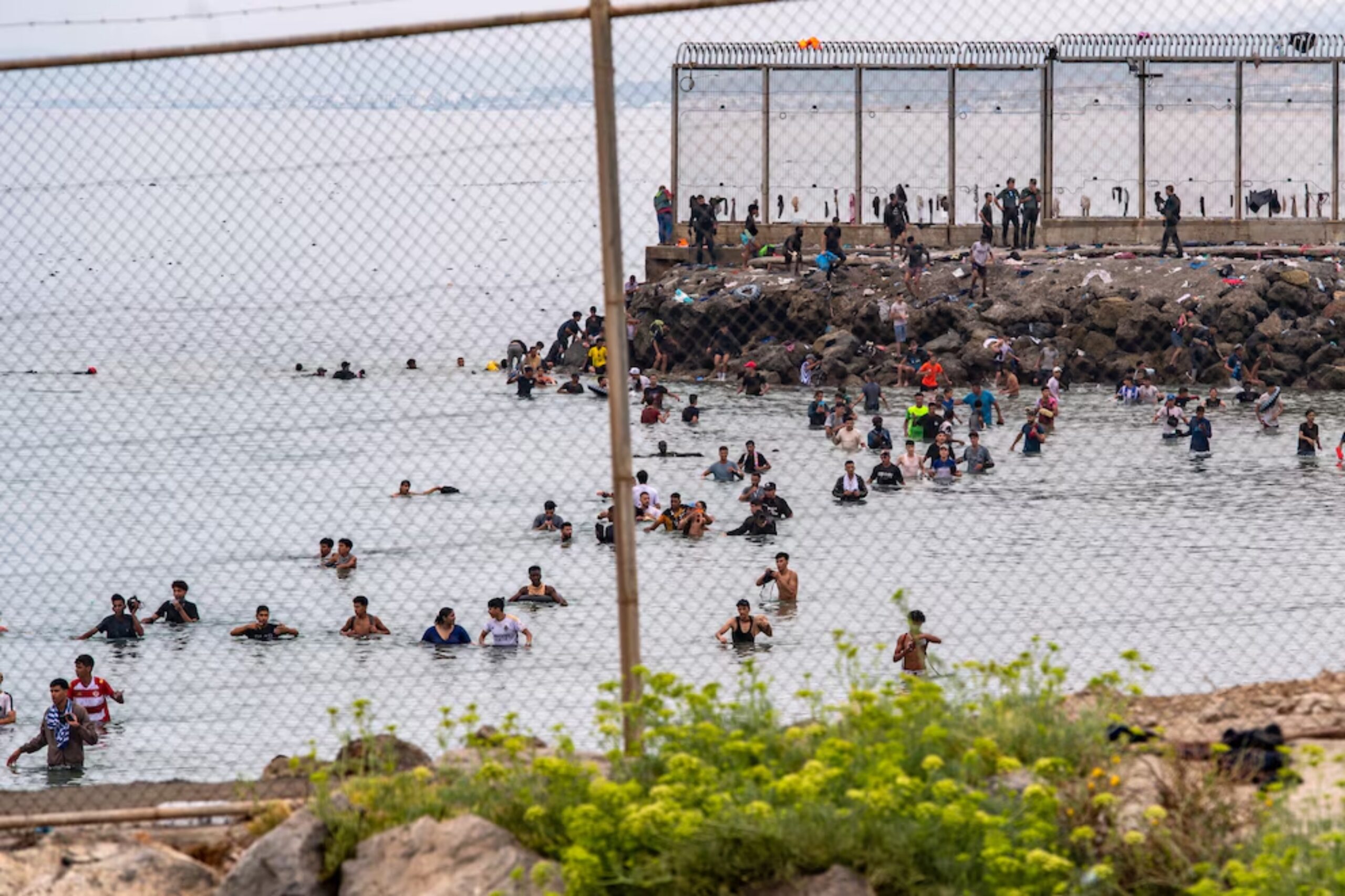 Crisis migratoria en Ceuta: Advierten sobre el impacto de la llegada masiva de personas