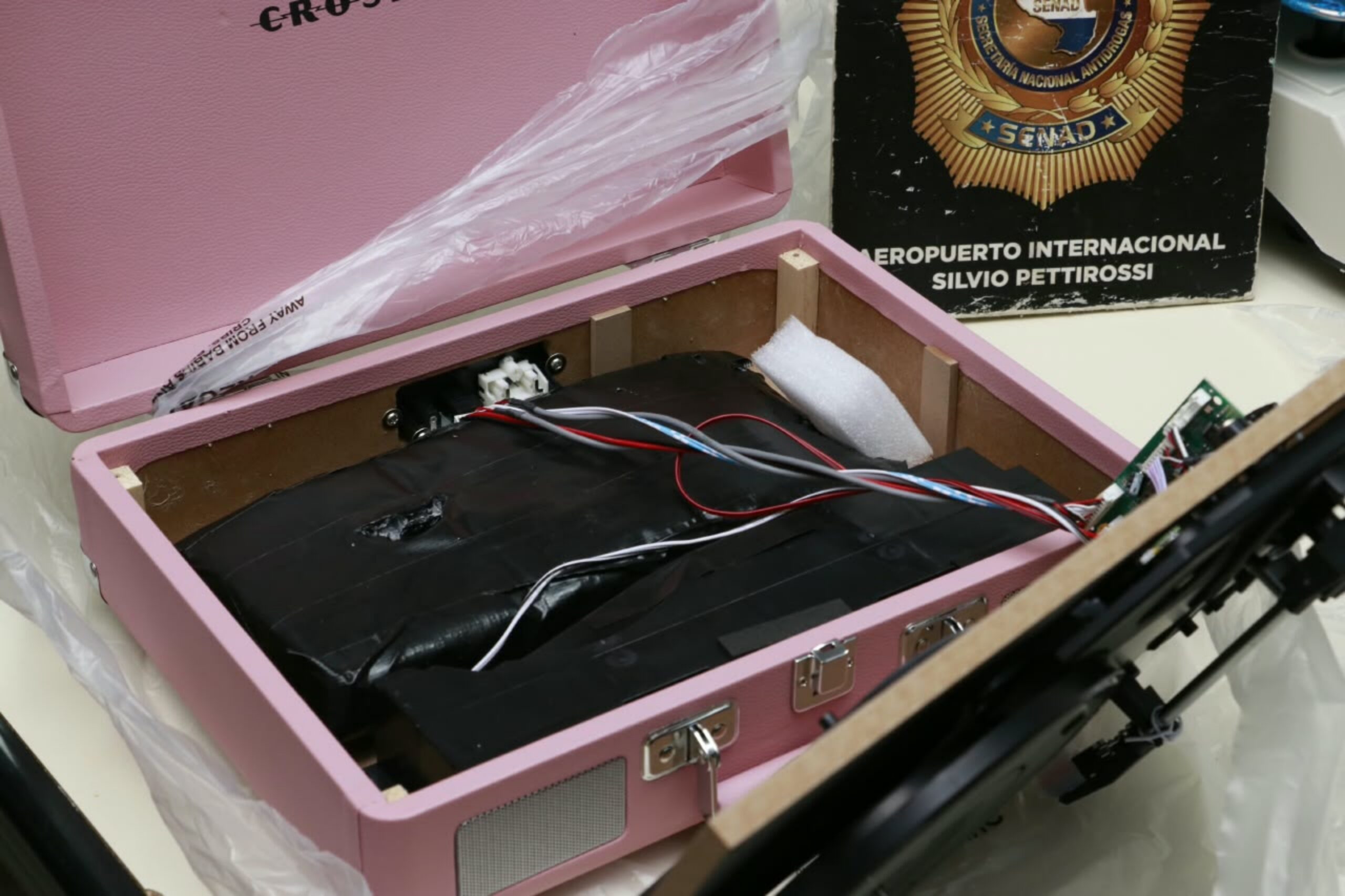 ¡Marihuana en un tocadiscos! Interceptan encomienda de Miami en el aeropuerto