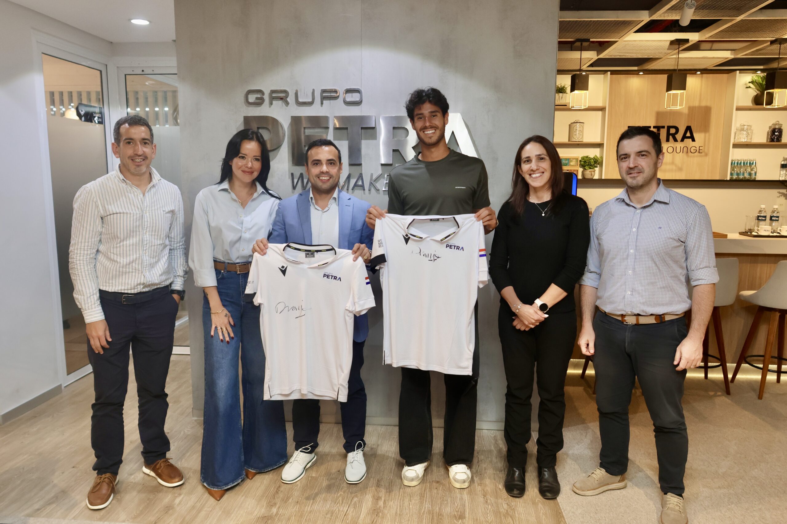 Grupo Petra se suma al tenis: Patrocinará a Daniel Vallejo durante dos años